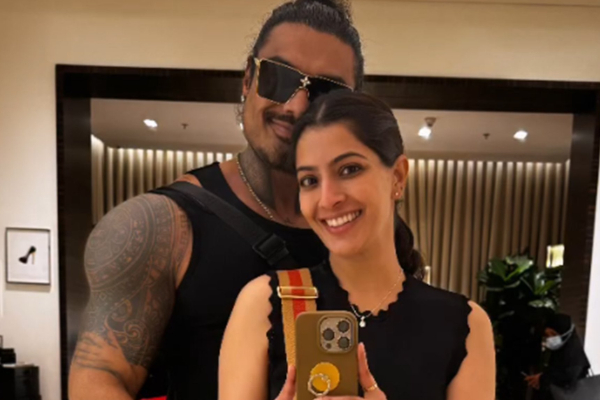முதலாம் ஆண்டு திருமண நாள்.. வரலக்ஷ்மி சரத்குமாருக்கு சர்ப்ரைஸ் கொடுத்த கணவர் நிக்கோல் சச்தேவ் | Varalakshmi Sarathkumar First Marriage Anniversary