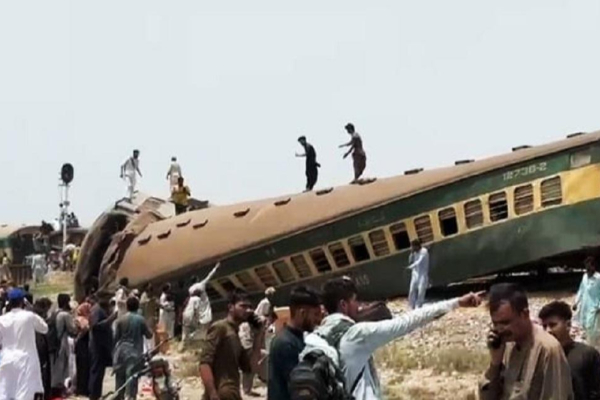 பாகிஸ்தானில் அதிவேக ரயில் தடம் புரண்டதில் 30 பேர் படுகாயம் | 30 Injured In High Speed Train Derailment Pakistan