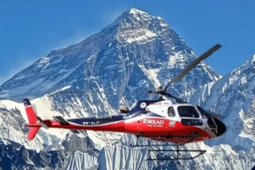 எவரெஸ்ட் சிகரம் அருகே ஹெலிகாப்டர் விபத்து: சுற்றுலா பயணிகள் 6 பேர் மரணம்