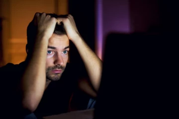 சமூக வலைதளங்களில் ஆண்களின் தகாத புகைப்படம்; அதிரடியாக கைது செய்யப்பட்ட நபர்