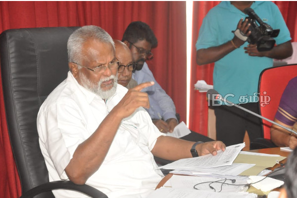 அரச அதிகாரிகள் சமூக சிந்தனையோடு செயற்பட வேண்டும் - டக்ளஸ் வேண்டுகோள் | Government Officials Socially Minded Douglas