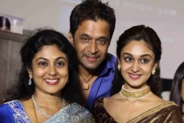 மனைவியுடன் இளம் வயதில் எடுத்துக்கொண்ட புகைப்படத்தை வெளியிட்ட நடிகர் அர்ஜுன்.. இதோ பாருங்க