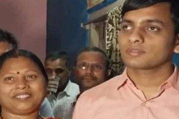 பார்வை குறைபாடு இருந்தாலும் தாயின் உதவியுடன் தினமும் 10 மணிநேரம் படித்து UPSC தேர்வில் தேர்ச்சி