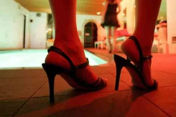 பாடசாலைக்கு அருகில் விபச்சார விடுதி ; வசமாக சிக்கிய பெண்கள்