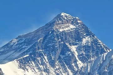 எவரெஸ்ட் இமயமலையில் 11 டன் குப்பை, 5 மனித உடல்களை அகற்றிய நேபாள ராணுவம்