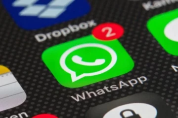 மாணவிகளின் வாட்ஸ் அப் குரூப்பில் வந்த போட்டோ - அதிர்ச்சியடைந்த கல்லூரி நிர்வாகம்