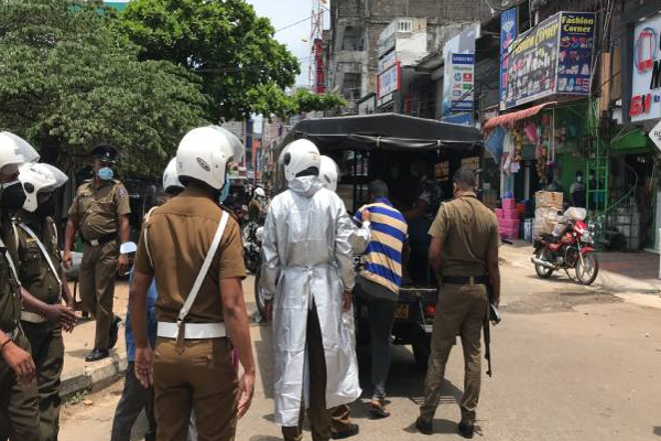 யாழில் மீண்டும் அதிகரிக்கும் ஆபத்தான வியாபாரம்: இருவர் சிக்கினர் | Toddy Business On The Rise Again Jaffna Two Arrest