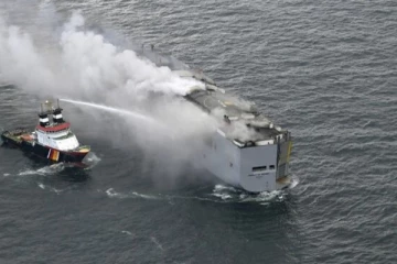 நடுக்கடலில் பற்றி எரிந்த 3,000 கார்கள்; இந்திய மாலுமி மரணம் - என்ன நடந்தது?