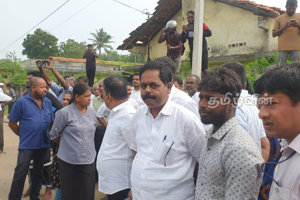 யாழில் பெரும் கலவரம்! பொலிஸாரால் தள்ளி விழுத்தப்பட்ட சிறீதரன் எம்.பி - வேலன் சுவாமிகள் உட்பட ஐவர் கைது | Thaiyitty Protest Today யாழில் பெரும் கலவரம்! பொலிஸாரால் தள்ளி விழுத்தப்பட்ட சிறீதரன் எம்.பி - வேலன் சுவாமிகள் உட்பட ஐவர் கைது | Thaiyitty Protest Today