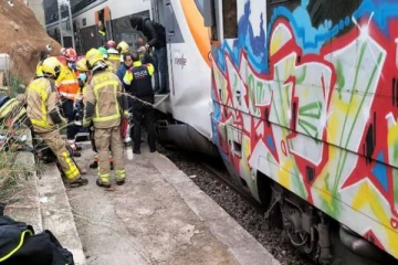 வெளிநாடொன்றில் நேருக்கு நேர் மோதிய 2 ரயில்கள்! 155 பயணிகளுக்கு நேர்ந்த விபரீதம்