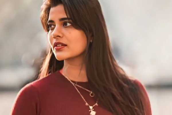 கிக் ஏத்தும் டைட்டில்!! சொப்பன சுந்தரியாக இதுவரை இல்லாத கிளாமர் களத்தில் நடிகை ஐஸ்வர்யா ராஜேஷ் | Actress Aishwarya Rajesh Going To Act In Biopic