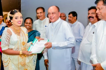 திருமண கோலத்தில் ஆசிரியை நியமனம் பெற்ற யுவதி!