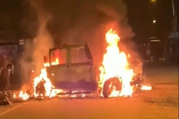 குளியாபிட்டியில் பதற்றம் - தீவைக்கப்பட்டது வாகனம்(வீடியோ)