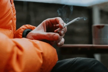 බ්‍රිතාන්‍යයෙන් ලොවම හලවන තීන්දුවක් - 2008න් පසු උපන් අයට දුම්පානය සදහටම තහනම්