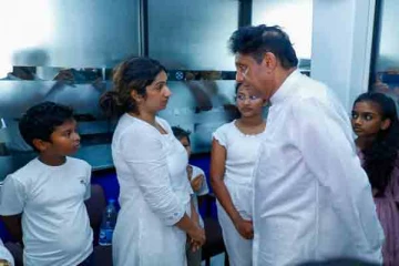 கொலை செய்யப்பட்ட லசந்த விக்ரமசேகரவின் பூதவுடலுக்கு சஜித் இறுதி அஞ்சலி