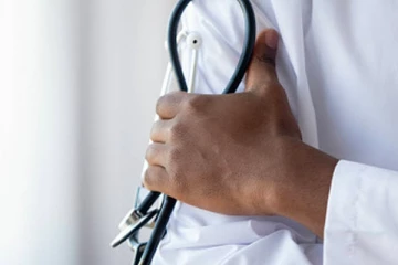 වෛද්‍යවරු පළාත් හතරක වැඩ වර්ජනය කරයි.