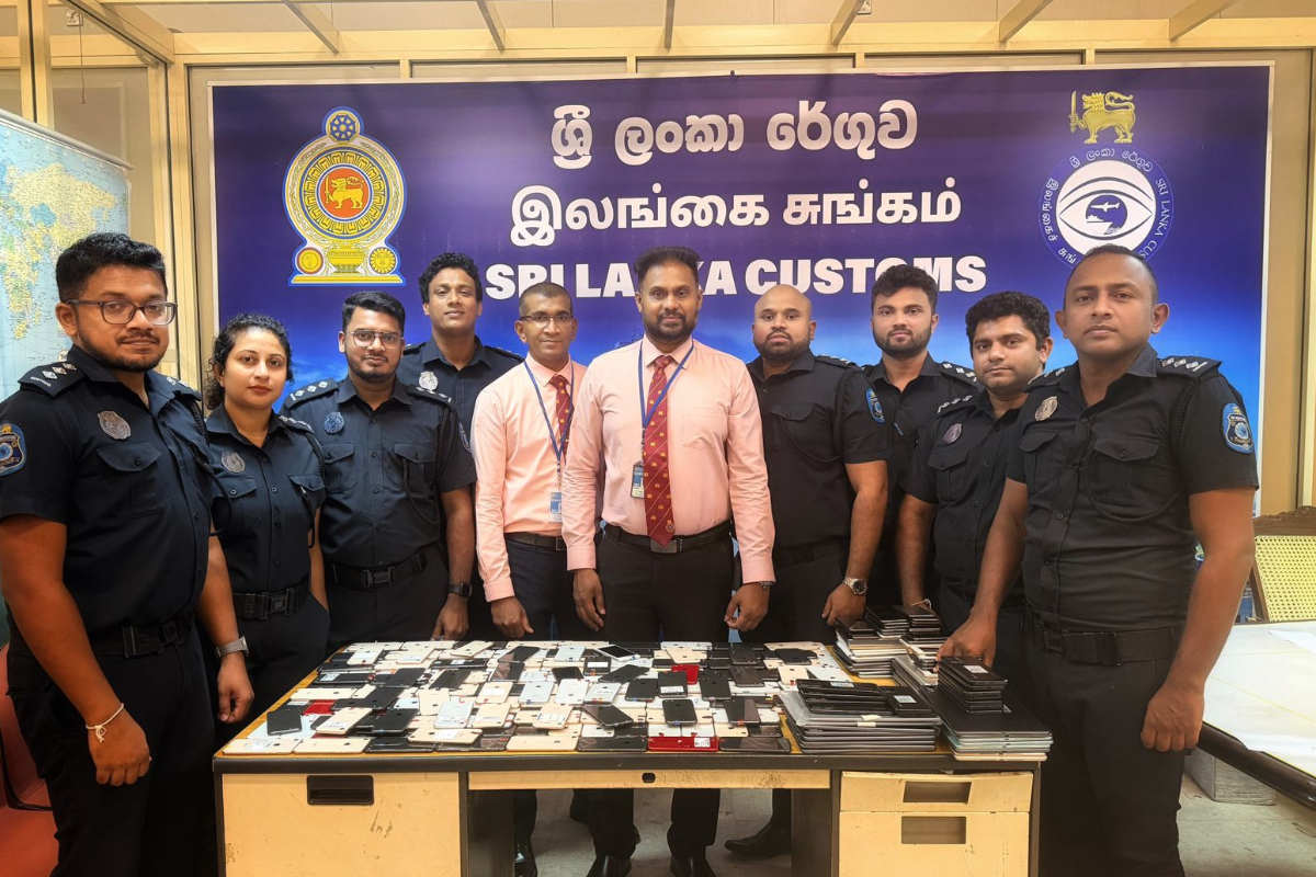 கட்டுநாயக்க விமான நிலையத்தில் வெளிநாட்டவர்கள் அதிரடியாக கைது | 6 Foreigners Arrested In Airport