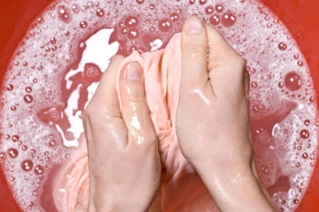 எவ்வளவு துவைச்சாலும் போகாத கறைகளை போக்க இந்த ஒரே ஒரு பொருள் போதும்!