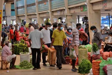 பேலியகொட மெனிங் சந்தையில் பீதியுடன் கொள்வனவில் ஈடுபட்ட மக்கள்