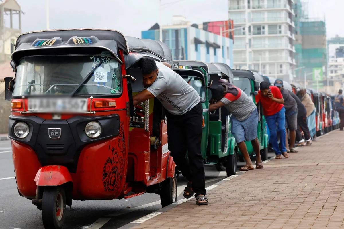 எரிபொருள் தட்டுப்பாடு ஏற்படாது! பொதுமக்களுக்கு அரசு வெளியிட்டுள்ள முக்கிய அறிவிப்பு | Information Released By The Government Fuel Supply எரிபொருள் தட்டுப்பாடு ஏற்படாது! பொதுமக்களுக்கு அரசு வெளியிட்டுள்ள முக்கிய அறிவிப்பு | Information Released By The Government Fuel Supply