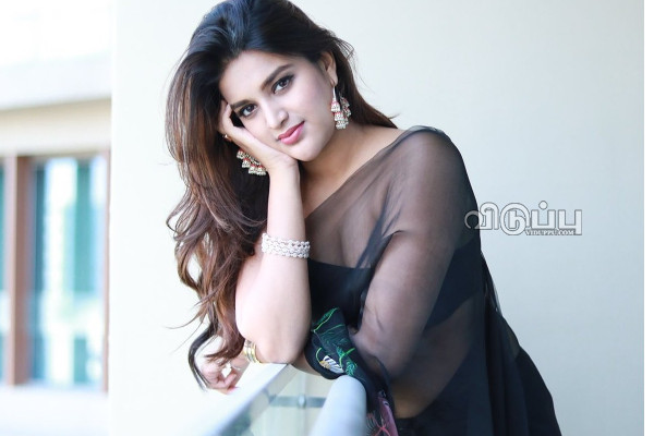 சட்டை பட்டனை கழட்டி இப்படியொரு போஸ்!! ஷாக் கொடுத்த உதயநிதி பட நடிகை | Actress Nidhhiagerwal Latest Photoshoot Post