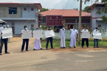 பிரதேச சபையின் செயலாளரை மாற்றுங்கள் - போர்க்கொடி தூக்கிய பிரதேச சபையின் தவிசாளர்
