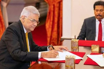 சபாநாயகரிடம் ஒப்படைக்கப்பட்ட கோட்டாபயவின் பதவி விலகல் கடிதம் - ஜனாதிபதியாக இன்று பதவியேற்கும் ரணில்