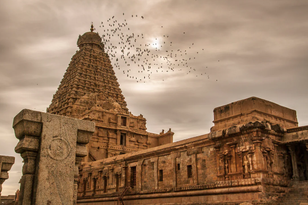 5 most wonderful ancient temples in india in tamil Kailasa Temple, Meenakshi Temple,Brihadeeswarar Temple, Virupaksha Temple, Konark Sun Temple