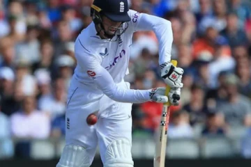 එංගලන්තය සහ පාකිස්ථානය අතර තියුණු තරගයක්..