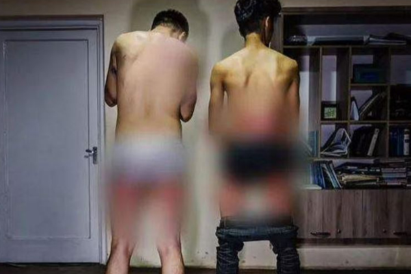 பத்திரிக்கையாளர்களை அரைநிர்வாணப்படுத்தி தாக்கிய தலிபான்கள் - அதிர்ச்சி புகைப்படம் வெளியானது! | World Viral News