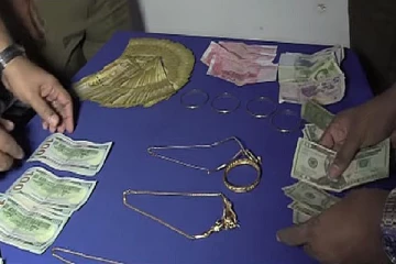 பொலிஸாரிடம் தங்கநகைகளுடன் சிக்கிய கொள்ளையர்கள்
