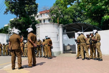 கொழும்பில் கல்வி அமைச்சிற்கு முன்பாக ஒன்றிணைந்த பிக்குகள்! குவிக்கப்பட்டுள்ள பொலிஸார் (Video)