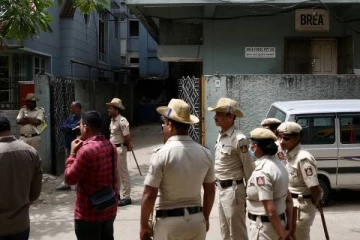 மனைவி உட்பட குடும்பத்தார் ஐவரை எரித்து கொன்ற நபர்! அடுத்த 24 மணி நேரத்தில் சடலமான சம்பவம்