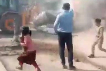 குடிசை வீட்டை இடித்தபோது ஓடிச்சென்று புத்தகங்களை எடுத்த சிறுமி.., உச்சநீதிமன்ற நீதிபதி அதிர்ச்சி