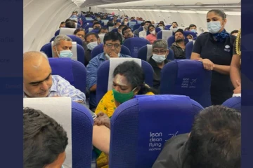 நடுவானில் பறந்த விமானத்தில் மயங்கிய பயணி - முதலுதவி அளித்த தமிழிசை சவுந்தரராஜன்!