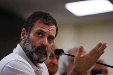 ராகுல் காந்தி 'Flying Kiss' கொடுத்தார்! பாஜக பெண் எம்.பி.க்கள் புகார்