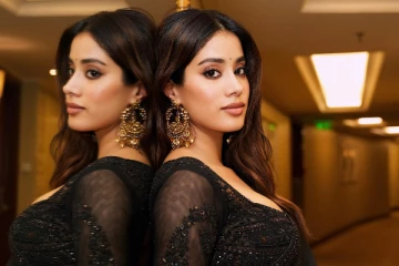 கருப்பு சேலையில் கியூட் ஜான்வி கபூர்