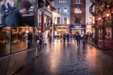 லண்டன் வீதியில் நபரின் செயலால் பரபரப்பு..விரட்டிப் பிடித்த பொலிஸார் (வீடியோ)