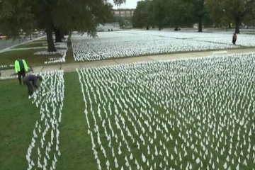 அமெரிக்காவில் கொரோனாவால் மரணமடைந்தவர்களுக்கு வெண்கொடியால் அஞ்சலி!