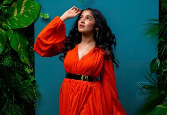 18 வயதானதும் ஹீரோயின் அவதாரம்! நடிகை அனிகா வெளியிட்ட மிரர் செல்ஃபி புகைப்படம்.. | After 18 Th Birthday Anikha Take Glamour Took