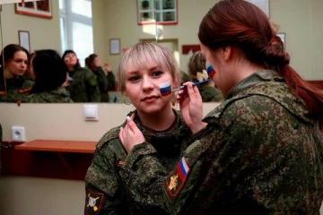 போர் உக்கிரத்திலும் பெண் ராணுவ வீரர்களுக்கு அழகு போட்டி நடத்திய ரஷ்யா!