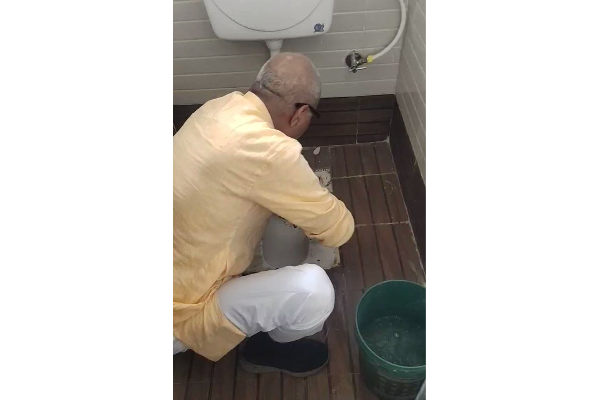 அரசு பள்ளி கழிவறையை சுத்தம் செய்த பாஜக எம்.பி - வைரலாகும் வீடியோ! | Bjp Mp Janardan Mishra Cleaned Toilet Video