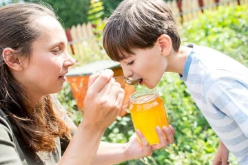 ළමුන් සඳහා ස්වභාවික මී පැණි වල සෞඛ්‍ය ප්‍රතිලාභ මෙන්න..