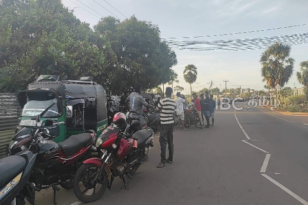 யாழில் கைத்துப்பாக்கியை காட்டி மிரட்டிய காவல்துறை அதிகாரி | Police Officer Threatened With A Pistol In Jaffna