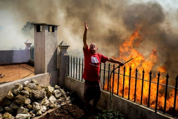 காட்டுத் தீயால் ஆயிரத்து 400க்கும் மேற்பட்டோர் வீடுகளை விட்டு வெளியேற்றம்