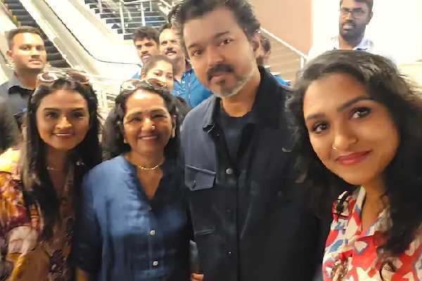 விஜய் தாயுடன் இருக்கும் இந்த பெண் யார் தெரியுமா!! வெளியான தகவல்.. | Vijay Depart For Jana Nayagan Audio Launch Selfie