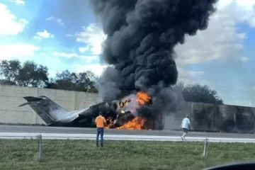 பாதையில் விழுந்து நொறுங்கிய விமானம்; இருவர் பலி