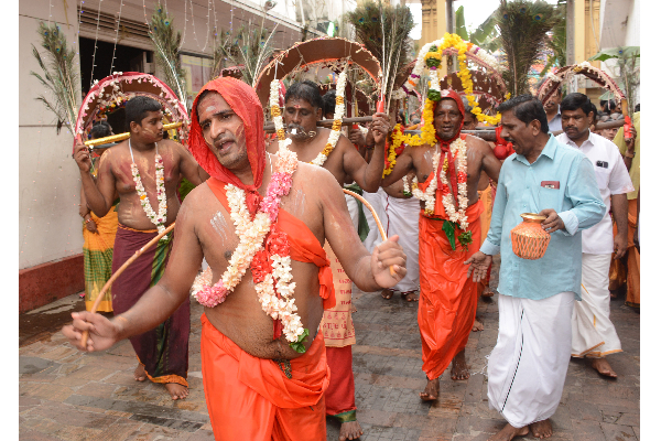 ஜிந்துப்பிட்டி ஸ்ரீ சிவசுப்பிரமணிய சுவாமி ஆடி முருகவேல் விழா; வீதியுலா வந்த பாற்குட, காவடி பவனி | Jindupitti Sri Sivasubramania Swami Aadi Murugavel