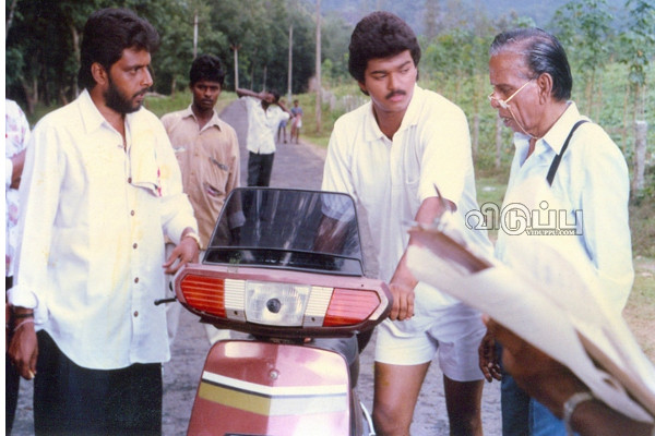 ஆணவத்தில் ஆடிய விஜய்.. தூக்கிவிட்ட இயக்குனரை 26 ஆண்டுகளாக ஒதுக்க இது தான் காரணம்.. | Actor Vijay Reject Top Director 26 Years For Story