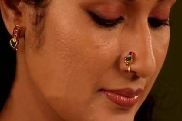 பெண்கள் எந்த பக்கம் மூக்குத்தி குத்தினால் அது ழுமு பலனும் தரும்? | Which Side Of The Nose Should Women Get Pierced